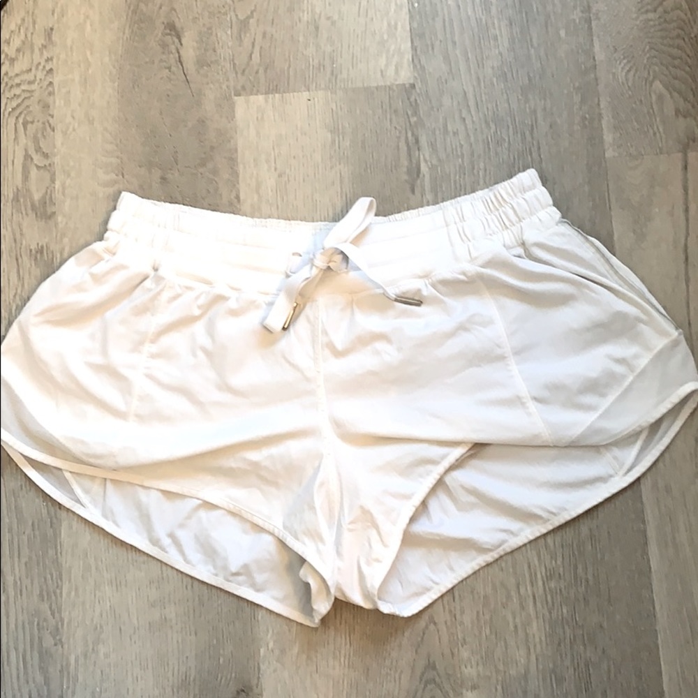 Lululemon White Hotty Hot Short 2.5”